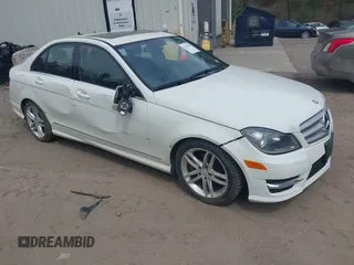 2012 Mercedes-Benz C 300 Sport z VIN WDDGF8BB1CR197311, wystawiony jako IAAI lot #42130814 z przebiegiem 93 335 mil mil oraz . Historia ofert i sprzedaży dostępna na DreamBid. Obrazek 1.