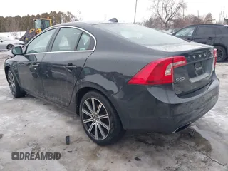 2015 Volvo S60 T5 Premier z VIN YV1612TK3F1359338, wystawiony jako IAAI lot #41645209 z przebiegiem 106 822 mil mil oraz . Historia ofert i sprzedaży dostępna na DreamBid. Obrazek 3.