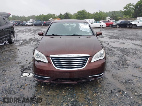 2013 Chrysler 200 Touring z VIN 1C3CCBBG1DN569415, wystawiony jako IAAI lot #42212670 z przebiegiem 125 959 mil mil oraz . Historia ofert i sprzedaży dostępna na DreamBid. Obrazek 12.