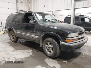 2001 Chevrolet Blazer LT z VIN 1GNDT13W21K122872, wystawiony jako IAAI lot #41715073 z przebiegiem 156 703 mil mil oraz . Historia ofert i sprzedaży dostępna na DreamBid. Obrazek 1.