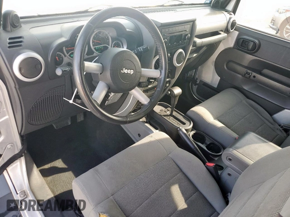 2009 Jeep Wrangler Sahara z VIN 1J4FA54169L780809, wystawiony jako Copart lot #50598925 z przebiegiem 121 078 mil mil oraz Szkoda całkowita • Salvage title. Historia ofert i sprzedaży dostępna na DreamBid. Obrazek 10.