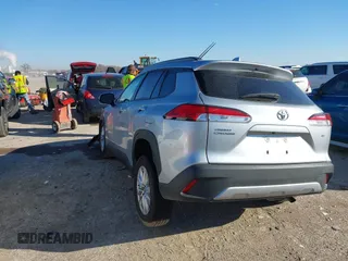 2023 Toyota Corolla Cross LE z VIN 7MUCAAAG5PV051857, wystawiony jako IAAI lot #41662222 z przebiegiem 43 394 mil mil oraz . Historia ofert i sprzedaży dostępna na DreamBid. Obrazek 3.