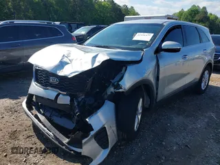 2019 Kia Sorento LX z VIN 5XYPG4A34KG574303, wystawiony jako IAAI lot #42191577 z przebiegiem 117 821 mil mil oraz . Historia ofert i sprzedaży dostępna na DreamBid. Obrazek 2.