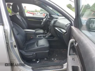 2013 Kia Sorento EX z VIN 5XYKUDA23DG325732, wystawiony jako IAAI lot #42447268 z przebiegiem 233 197 mil mil oraz . Historia ofert i sprzedaży dostępna na DreamBid. Obrazek 5.