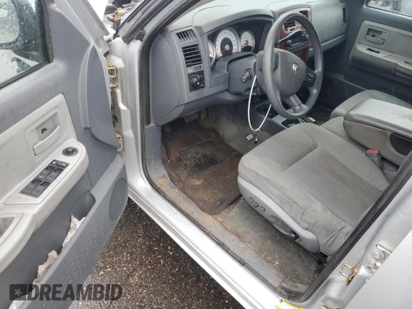 2005 Dodge Dakota SLT z VIN 1D7HW48N45S253901, wystawiony jako Copart lot #59167695 z przebiegiem 134 353 mil mil oraz Czysty tytuł • Clean title. Historia ofert i sprzedaży dostępna na DreamBid. Obrazek 8.