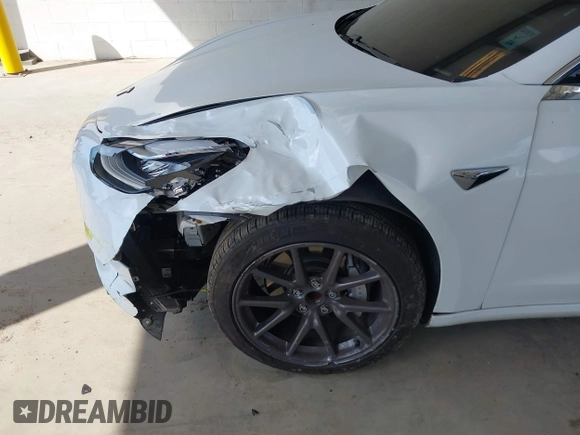 2018 Tesla Model 3 Long Range Battery z VIN 5YJ3E1EA1JF053895, wystawiony jako IAAI lot #42182178 z przebiegiem 75 356 mil mil oraz . Historia ofert i sprzedaży dostępna na DreamBid. Obrazek 6.