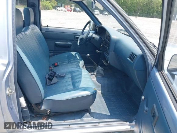 1990 Toyota Pickup z VIN JT4RN81R2L0043473, wystawiony jako IAAI lot #42410597 z przebiegiem 27 697 mil mil oraz . Historia ofert i sprzedaży dostępna na DreamBid. Obrazek 8.