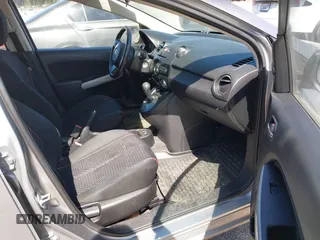 2013 Mazda 2 Touring z VIN JM1DE1LY5D0160410, wystawiony jako IAAI lot #42034986 z przebiegiem 124 791 mil mil oraz . Historia ofert i sprzedaży dostępna na DreamBid. Obrazek 5.