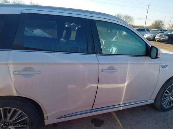2020 Mitsubishi Outlander PHEV SEL with VIN JA4J24A57LZ010227, listed as a IAAI auction lot 41652308 with 47,929 mi miles. Bid and sale history available at carsss.com. Image 13.