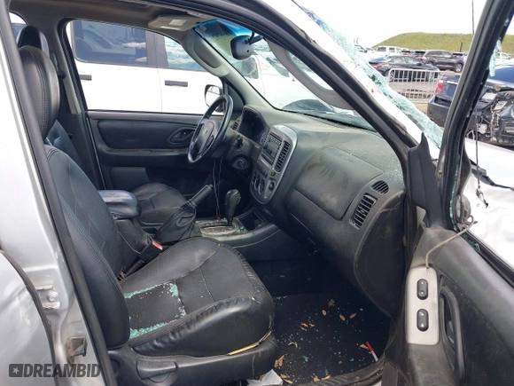 2005 Ford Escape Limited with VIN 1FMYU04165KB19009, listed as a IAAI auction lot 39055762 with 180,484 mi miles. Bid and sale history available at carsss.com. Image 5.