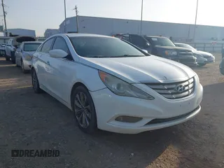 2013 Hyundai Sonata SE z VIN 5NPEC4AC8DH805296, wystawiony jako IAAI lot #42550951 z przebiegiem 195 776 mil mil oraz . Historia ofert i sprzedaży dostępna na DreamBid. Obrazek 1.