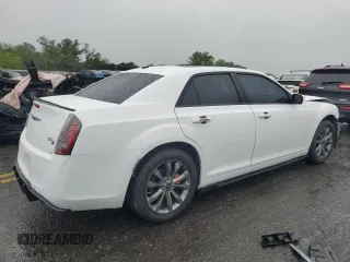 2014 Chrysler 300 S z VIN 2C3CCAGG1EH241876, wystawiony jako Copart lot #57965795 z przebiegiem 129 612 mil mil oraz Szkoda całkowita • Salvage title. Historia ofert i sprzedaży dostępna na DreamBid. Obrazek 3.
