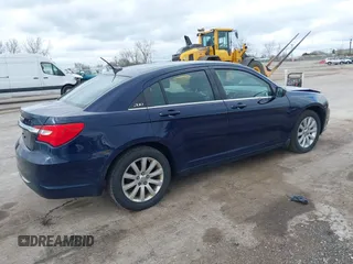 2014 Chrysler 200 Touring z VIN 1C3CCBBB5EN111950, wystawiony jako IAAI lot #42093392 z przebiegiem 122 929 mil mil oraz . Historia ofert i sprzedaży dostępna na DreamBid. Obrazek 4.
