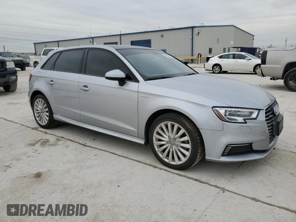 2017 Audi A3 e-tron Sportback Premium z VIN WAUUPBFF9HA098386, wystawiony jako Copart lot #46338015 z przebiegiem 69 401 mil mil oraz Czysty tytuł • Clean title. Historia ofert i sprzedaży dostępna na DreamBid. Obrazek 4.