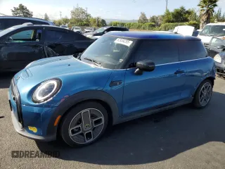 2022 MINI Hardtop Cooper SE z VIN WMW13DJ05N2P69426, wystawiony jako Copart lot #52934295 z przebiegiem 32 638 mil mil oraz Szkoda całkowita • Salvage title. Historia ofert i sprzedaży dostępna na DreamBid. Obrazek 1.
