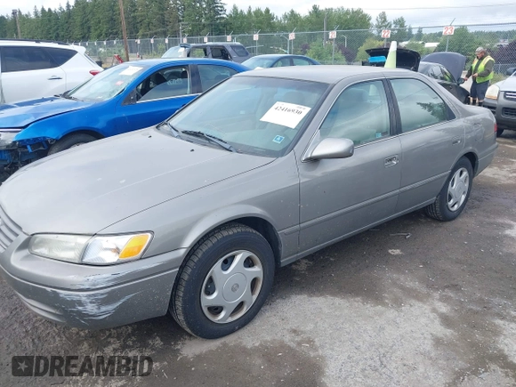 1998 Toyota Camry LE z VIN 4T1BF22K2WU042166, wystawiony jako IAAI lot #42416930 z przebiegiem 124 809 mil mil oraz . Historia ofert i sprzedaży dostępna na DreamBid. Obrazek 2.