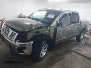 2006 Nissan Titan LE z VIN 1N6BA07B26N572273, wystawiony jako IAAI lot #41252390 z przebiegiem 88 457 mil mil oraz . Historia ofert i sprzedaży dostępna na DreamBid. Obrazek 2.
