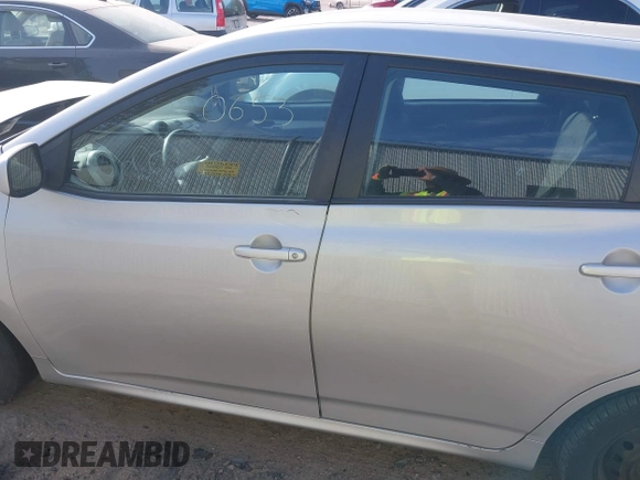 2011 Toyota Matrix z VIN 2T1KU4EE6BC727547, wystawiony jako IAAI lot #41810653 z przebiegiem Nie podano mil oraz . Historia ofert i sprzedaży dostępna na DreamBid. Obrazek 14.