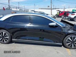 2023 Lucid Air Grand Touring z VIN 50EA1GBA0PA004565, wystawiony jako IAAI lot #41913843 z przebiegiem 25 468 mil mil oraz . Historia ofert i sprzedaży dostępna na DreamBid. Obrazek 14.
