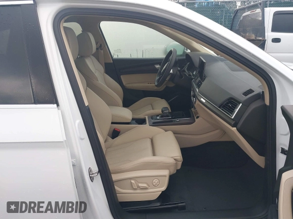 2024 Audi Q5 S line Premium z VIN WA1GAAFY4R2024229, wystawiony jako IAAI lot #40549244 z przebiegiem 7 641 mil mil oraz . Historia ofert i sprzedaży dostępna na DreamBid. Obrazek 5.
