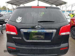 2013 Kia Sorento LX z VIN 5XYKT3A68DG388695, wystawiony jako IAAI lot #41809229 z przebiegiem 157 966 mil mil oraz . Historia ofert i sprzedaży dostępna na DreamBid. Obrazek 16.