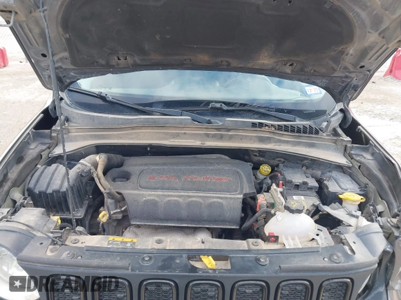 2017 Jeep Renegade Altitude z VIN ZACCJABB7HPE88450, wystawiony jako IAAI lot #41785466 z przebiegiem 119 370 mil mil oraz . Historia ofert i sprzedaży dostępna na DreamBid. Obrazek 10.