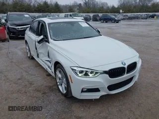 2018 BMW 3 Series 330i xDrive z VIN WBA8D9C51JEM33833, wystawiony jako IAAI lot #41565351 z przebiegiem 31 729 mil mil oraz . Historia ofert i sprzedaży dostępna na DreamBid. Obrazek 1.