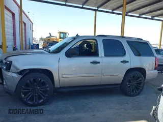 2007 Chevrolet Tahoe LS z VIN 1GNFC13C17R293787, wystawiony jako IAAI lot #42517818 z przebiegiem 293 307 mil mil oraz . Historia ofert i sprzedaży dostępna na DreamBid. Obrazek 14.