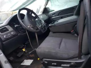 2010 Chevrolet Suburban LS z VIN 1GNUKHE3XAR192464, wystawiony jako Copart lot #87311324 z przebiegiem Nie podano mil oraz Szkoda całkowita • Salvage title. Historia ofert i sprzedaży dostępna na DreamBid. Obrazek 7.