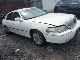 2003 Lincoln Town Car Cartier z VIN 1LNHM83W53Y627011, wystawiony jako IAAI lot #42167217 z przebiegiem 153 969 mil mil oraz . Historia ofert i sprzedaży dostępna na DreamBid. Obrazek 1.