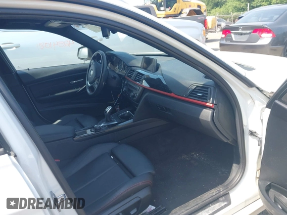 2013 BMW 3 Series 328i xDrive z VIN WBA3B5C54DF591560, wystawiony jako IAAI lot #42541081 z przebiegiem 128 429 mil mil oraz . Historia ofert i sprzedaży dostępna na DreamBid. Obrazek 5.