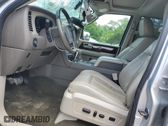 2016 Lincoln Navigator Select z VIN 5LMJJ2HT8GEL06901, wystawiony jako Copart lot #56497005 z przebiegiem 89 930 mil mil oraz Szkoda całkowita • Salvage title. Historia ofert i sprzedaży dostępna na DreamBid. Obrazek 7.