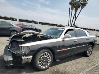 2003 Lincoln Town Car Executive z VIN 1LNHM81W33Y653643, wystawiony jako Copart lot #58824145 z przebiegiem Nie podano mil oraz Szkoda całkowita • Salvage title. Historia ofert i sprzedaży dostępna na DreamBid. Obrazek 1.