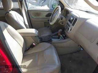 2005 Ford Escape Limited with VIN 1FMYU94135KC22117, listed as a IAAI auction lot 41441590 with 238,811 mi miles. Bid and sale history available at carsss.com. Image 5.