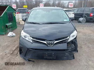 2018 Toyota Sienna LE Auto Access Seat with VIN 5TDKZ3DC8JS929730, listed as a IAAI auction lot 41898547 with 88,043 mi miles. Bid and sale history available at carsss.com. Image 12.