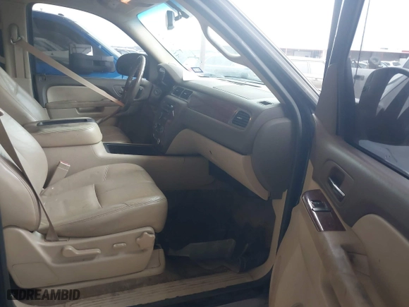2011 Chevrolet Avalanche LT with VIN 3GNMCFE06BG133808, listed as a IAAI auction lot 41605369 with 304,317 mi miles. Bid and sale history available at carsss.com. Image 5.
