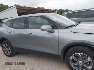 2025 Chevrolet Blazer LT z VIN 3GNKBCR41SS128955, wystawiony jako IAAI lot #42532778 z przebiegiem 9 743 mil mil oraz . Historia ofert i sprzedaży dostępna na DreamBid. Obrazek 13.