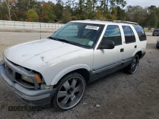 1995 GMC Jimmy SL with VIN 1GKCS13W4S2504849, listed as a Copart auction lot 84589834 with 285,930 mi miles and Salvage Title. Bid and sale history available at carsss.com. Image 1.