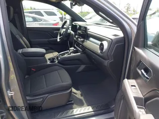 2024 Chevrolet Colorado 2WD LT z VIN 1GCPSCEK3R1318917, wystawiony jako IAAI lot #42157057 z przebiegiem 4841 mil mil oraz . Historia ofert i sprzedaży dostępna na DreamBid. Obrazek 5.