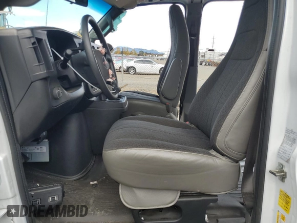 2022 GMC Savana Cargo z VIN 1GTW7AFP1N1188822, wystawiony jako Copart lot #76135484 z przebiegiem 24 056 mil mil oraz Czysty tytuł • Clean title. Historia ofert i sprzedaży dostępna na DreamBid. Obrazek 7.