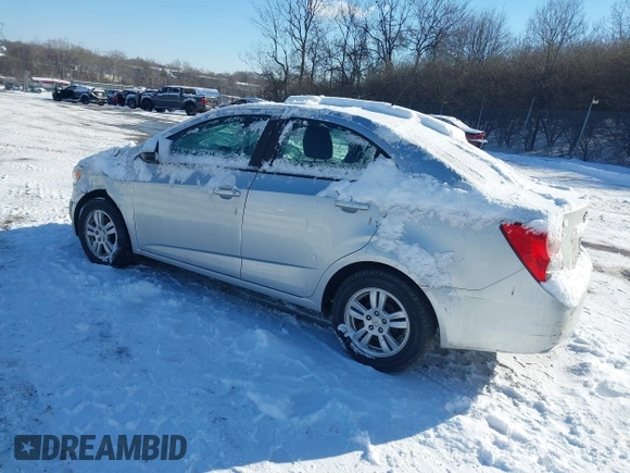 2012 Chevrolet Sonic LS z VIN 1G1JA5SH3C4149011, wystawiony jako IAAI lot #41380769 z przebiegiem 167 843 mil mil oraz . Historia ofert i sprzedaży dostępna na DreamBid. Obrazek 3.