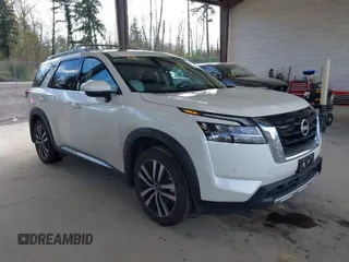 2024 Nissan Pathfinder Platinum z VIN 5N1DR3DK5RC260647, wystawiony jako IAAI lot #41979684 z przebiegiem 7702 mil mil oraz . Historia ofert i sprzedaży dostępna na DreamBid. Obrazek 1.