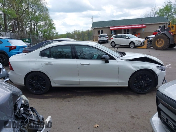 2024 Volvo S60 Plus Black Edition z VIN 7JRH60FH8RG290119, wystawiony jako IAAI lot #42177138 z przebiegiem 34 233 mil mil oraz . Historia ofert i sprzedaży dostępna na DreamBid. Obrazek 13.