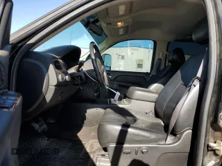 2013 GMC Sierra 2500HD SLT z VIN 1GT121C89DF194827, wystawiony jako Copart lot #57118415 z przebiegiem 104 669 mil mil oraz Szkoda całkowita • Salvage title. Historia ofert i sprzedaży dostępna na DreamBid. Obrazek 7.
