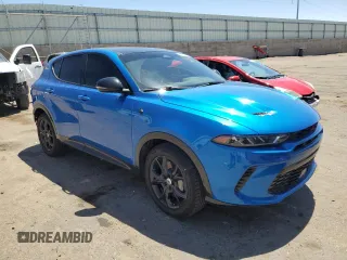 2024 Dodge Hornet R/T Plus z VIN ZACPDFDW2R3A25095, wystawiony jako Copart lot #54047445 z przebiegiem 5 090 mil mil oraz Szkoda całkowita • Salvage title. Historia ofert i sprzedaży dostępna na DreamBid. Obrazek 4.