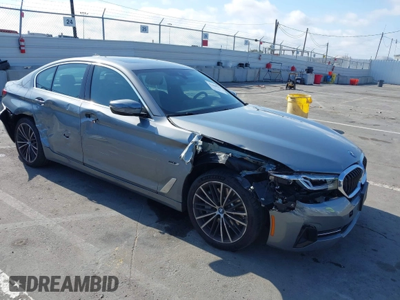 2023 BMW 5 Series 530e z VIN WBA13AG00PCM10164, wystawiony jako IAAI lot #42406603 z przebiegiem 26 770 mil mil oraz . Historia ofert i sprzedaży dostępna na DreamBid. Obrazek 1.