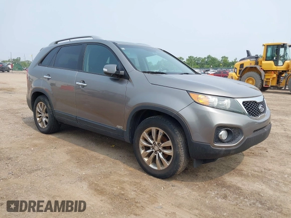 2011 Kia Sorento EX z VIN 5XYKUDA26BG062679, wystawiony jako IAAI lot #42471272 z przebiegiem 100 786 mil mil oraz . Historia ofert i sprzedaży dostępna na DreamBid. Obrazek 1.