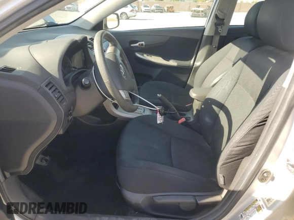 2010 Toyota Corolla z VIN 1NXBU4EE2AZ380585, wystawiony jako Copart lot #57024125 z przebiegiem 175 334 mil mil oraz Szkoda całkowita • Salvage title. Historia ofert i sprzedaży dostępna na DreamBid. Obrazek 7.
