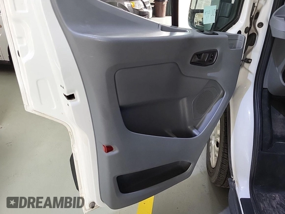 2017 Ford Transit z VIN 1FTYE1ZM7HKA10220, wystawiony jako IAAI lot #42905382 z przebiegiem 143 262 mil mil oraz . Historia ofert i sprzedaży dostępna na DreamBid. Obrazek 3.