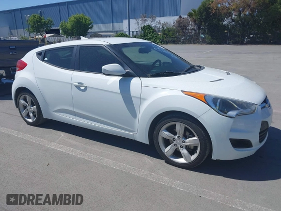 2013 Hyundai Veloster w/Black Int z VIN KMHTC6AD5DU160412, wystawiony jako IAAI lot #42202550 z przebiegiem 131 520 mil mil oraz . Historia ofert i sprzedaży dostępna na DreamBid. Obrazek 1.